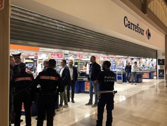Galleria foto 'Assago, Carrefour: “Rimossi da tutti punti vendita oggetti taglienti”' - foto 1
