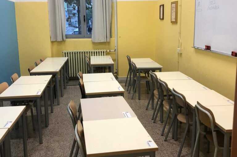 Bitetto, l’aula è così piccola che non entra la cattedra. La sindaca: «In un mese rimedieremo»