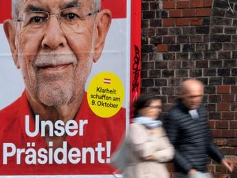 Galleria foto 'Austria, exit poll: Van der Bellen riconfermato presidente con oltre 54%' - foto 1