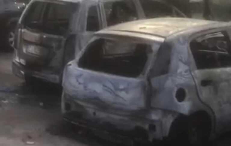 Incendio distrugge 3 auto nel parcheggio dell’ex Ilva: non si esclude il dolo – VIDEO
