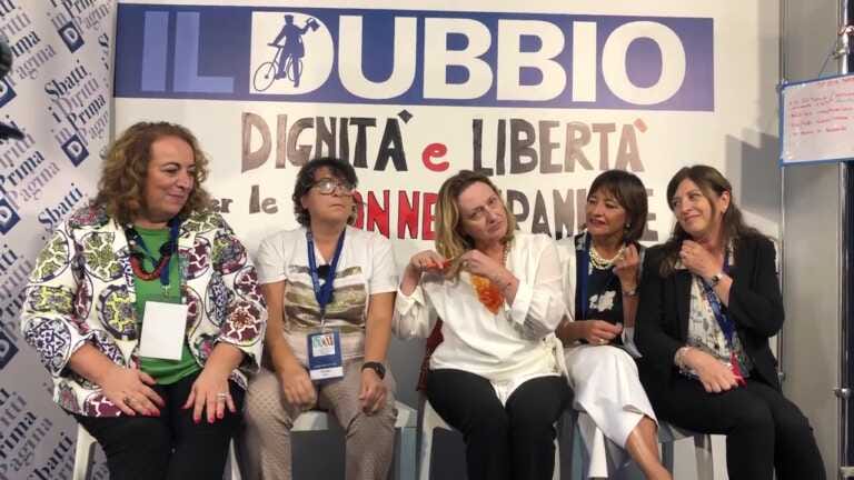 Solidarietà alle donne iraniane: flash mob delle avvocate al Congresso forense di Lecce