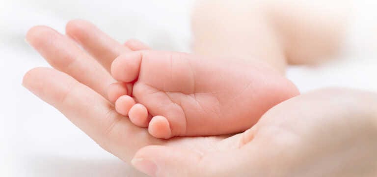 Neonato abbandonato vicino a un cassonetto in centro a Taranto, la madre vuole riconoscerlo