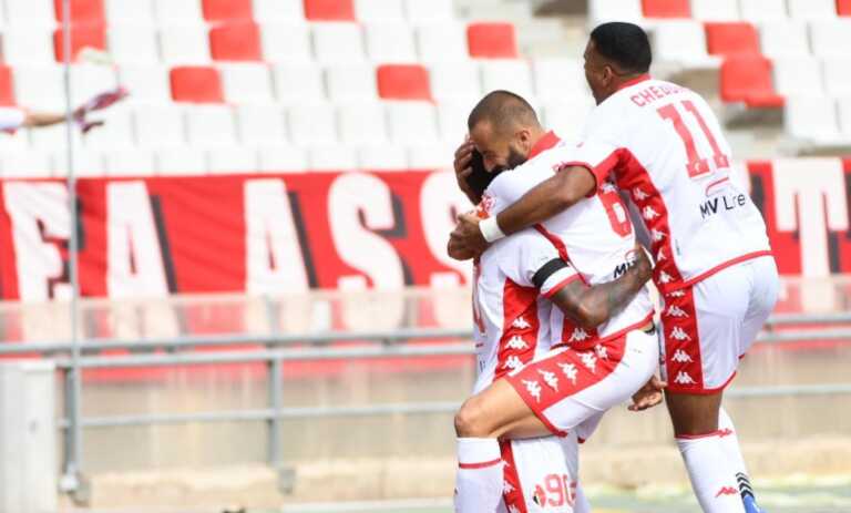 Galleria foto 'Goleada del Bari al Brescia: prima vittoria interna e vetta della classifica' - foto 1