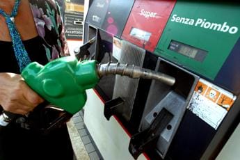 Galleria foto 'Benzina, oggi nuova ondata di rialzi per i prezzi consigliati' - foto 1