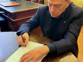 Galleria foto 'Berlusconi a Palazzo Madama per la registrazione da senatore' - foto 1