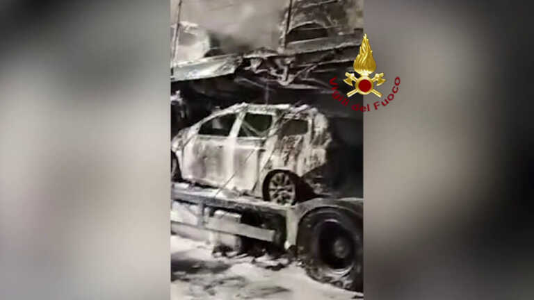 Galleria foto 'Bisarca a fuoco sulla A4, illeso l’autista' - foto 1