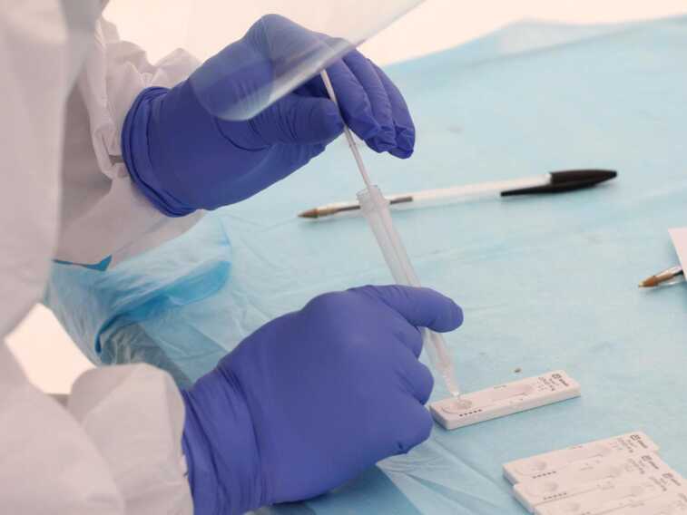 Covid, aumentano i contagi in Puglia: oltre 100 in più in una settimana. Pronti i nuovi vaccini