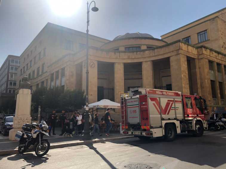 Galleria foto 'Bari, nuovo allarme bomba nell’ex Palazzo delle Poste' - foto 1
