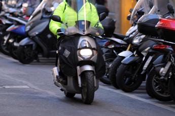 Galleria foto 'Bonus moto e scooter 2022 dal 19 ottobre, a chi spetta' - foto 1