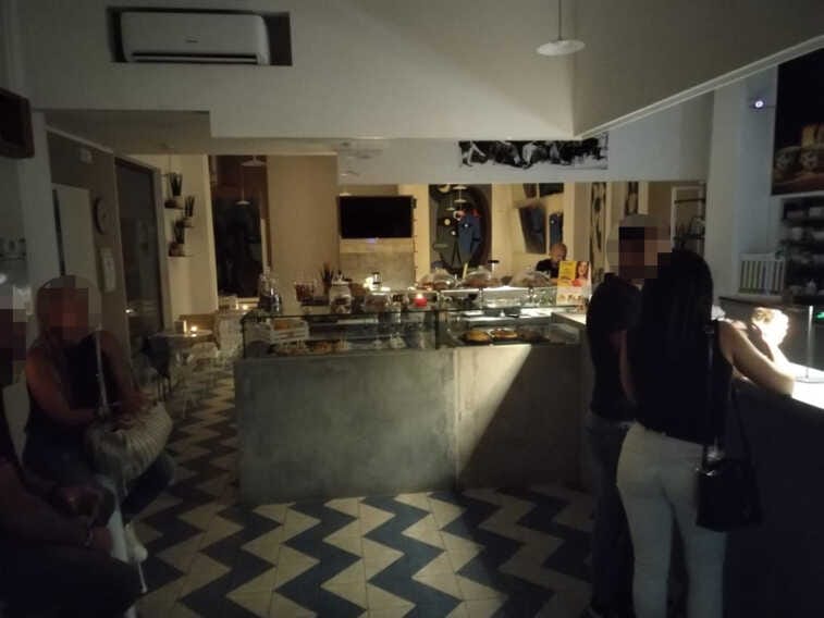 A Poggiardo il “Caffè del popolo” accende le candele contro il caro bollette