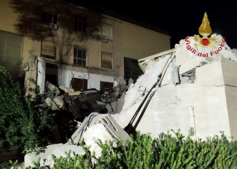 Galleria foto 'Cagliari, Crolla Aula Magna Università, per ora nessun ferito' - foto 1