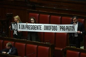 Galleria foto 'Camera, striscione anti Fontana in Aula: “No a omofobo pro Putin”' - foto 1