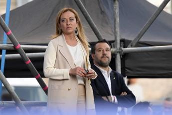 Galleria foto 'Camera, striscione anti Fontana: la reazione di Salvini e Meloni' - foto 1