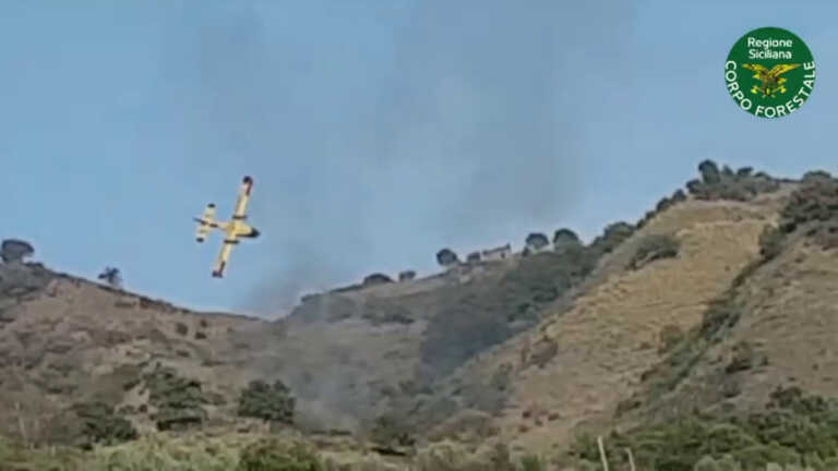 Galleria foto 'Canadair precipita sull’Etna, le immagini dell’incidente' - foto 1