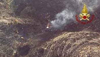 Galleria foto 'Canadair precipitato sull’Etna, riprese ricerche due piloti' - foto 1