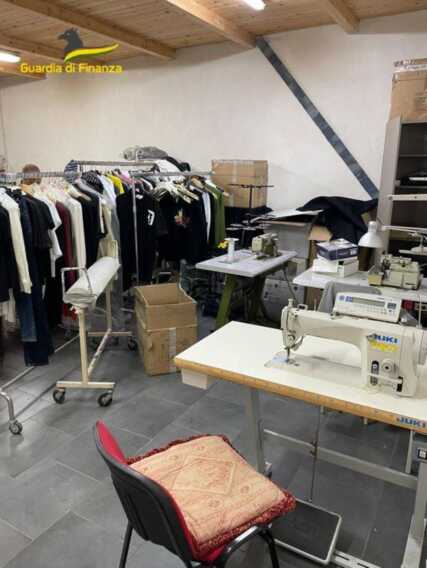 Galleria foto 'Lotta alla contraffazione nel Barese: sequestrati 900mila prodotti. Anche laser e giocattoli pericolosi' - foto 2