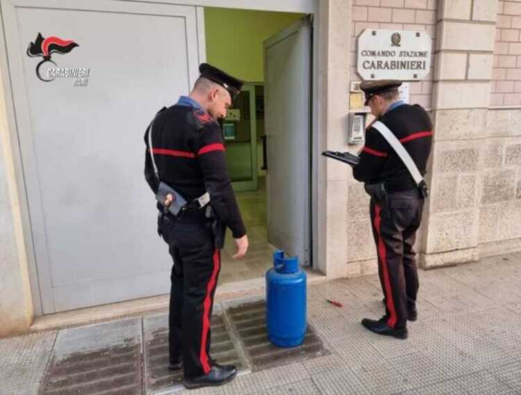 Bitetto, minaccia di far esplodere una bombola del gas in caserma: arrestato 50enne