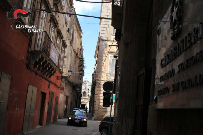 Galleria foto 'Sfila il portafogli a un anziano e fugge: 57enne fermato e arrestato a Taranto' - foto 1