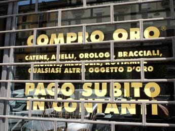 Galleria foto 'Caro energia, boom vendite gioielli ai ‘Compro oro’ per pagare le bollette' - foto 1