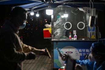 Galleria foto 'Cina avanti con ‘Zero Covid’, in ‘iPhone City’ un milione in lockdown' - foto 1
