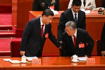 Galleria foto 'Cina, Hu portato via dal Congresso: “Non stava bene”' - foto 1