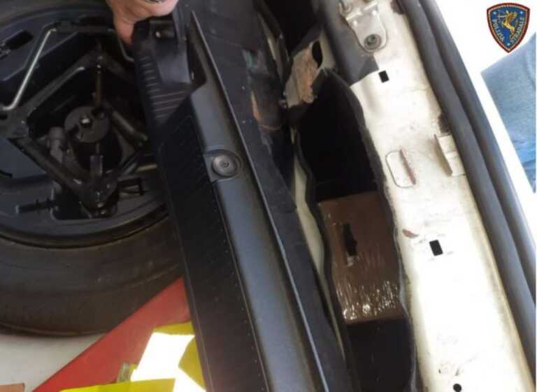Un chilo di cocaina nascosto in un vano nel portabagagli: arrestato 57enne a Barletta