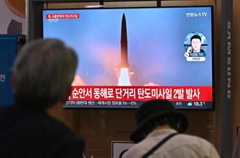 Galleria foto 'Corea del Nord, missile sorvola Giappone: scatta allarme “tutti nei rifugi”' - foto 1