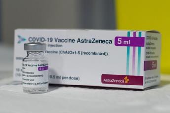 Galleria foto 'Covid, Ema: piena autorizzazione a vaccino AstraZeneca' - foto 1