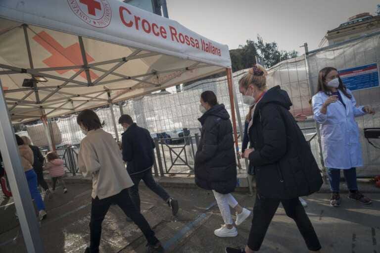 Galleria foto 'Covid, In italia 69.925 nuovi positivi e 80 decessi' - foto 1