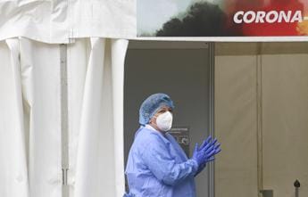 Galleria foto 'Covid Italia, 15.089 contagi e 51 morti: bollettino 10 ottobre' - foto 1