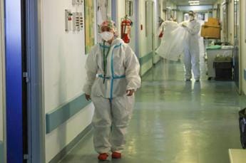 Galleria foto 'Covid Italia, Andreoni: “Casi crescono, mascherina al chiuso o presto più morti”' - foto 1