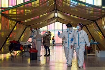 Galleria foto 'Covid, monito Oms-Ue-Ecdc: “Nuova ondata e presto influenza, evitare carico su sanità”' - foto 1