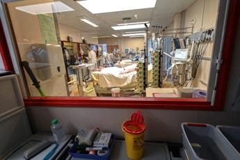 Galleria foto 'Covid oggi Emilia Romagna, 4.070 contagi e 12 morti: bollettino 13 ottobre' - foto 1
