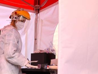 Galleria foto 'Covid oggi Lazio, 1.781 contagi e 8 morti. A Roma 1.133 casi' - foto 1