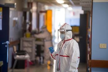 Galleria foto 'Covid oggi Lazio, 2.900 contagi e 6 morti. A Roma 1.534 nuovi casi' - foto 1