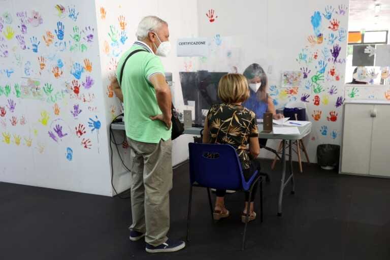 Galleria foto 'Covid, Sono 44.853 i nuovi positivi in Italia. 56 le vittime' - foto 1