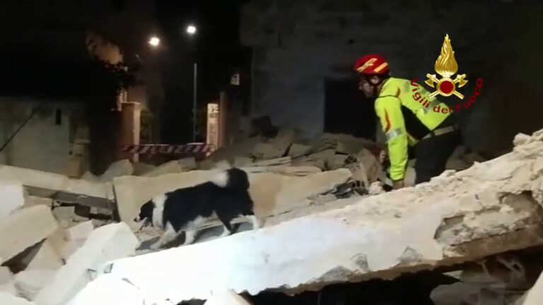 Galleria foto 'Crolla tetto di un edificio disabitato nel Leccese, nessun ferito' - foto 1