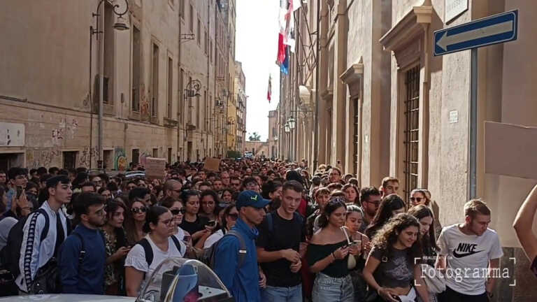 Galleria foto 'Crollo all’Università di Cagliari, gli studenti scendono in piazza' - foto 1