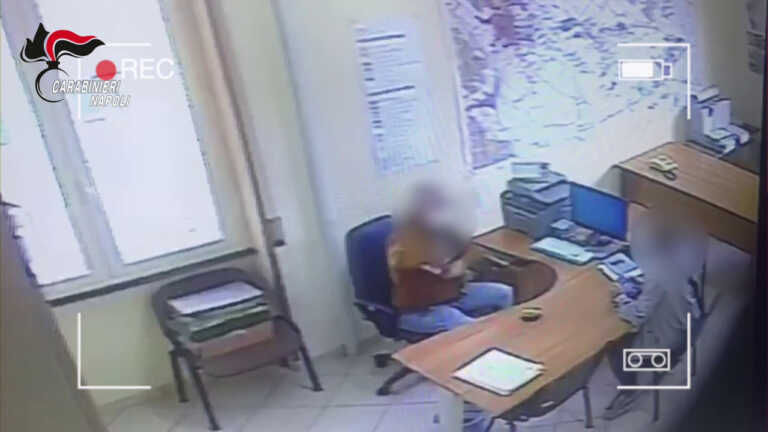 Galleria foto 'Denaro e sesso in cambio di favori, 13 misure cautelari nel napoletano' - foto 1