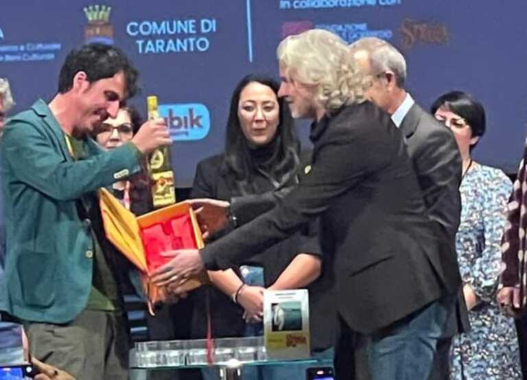 Galleria foto 'Desiati stappa lo “Strega” a Taranto: «Per gli scrittori della mia terra»' - foto 1