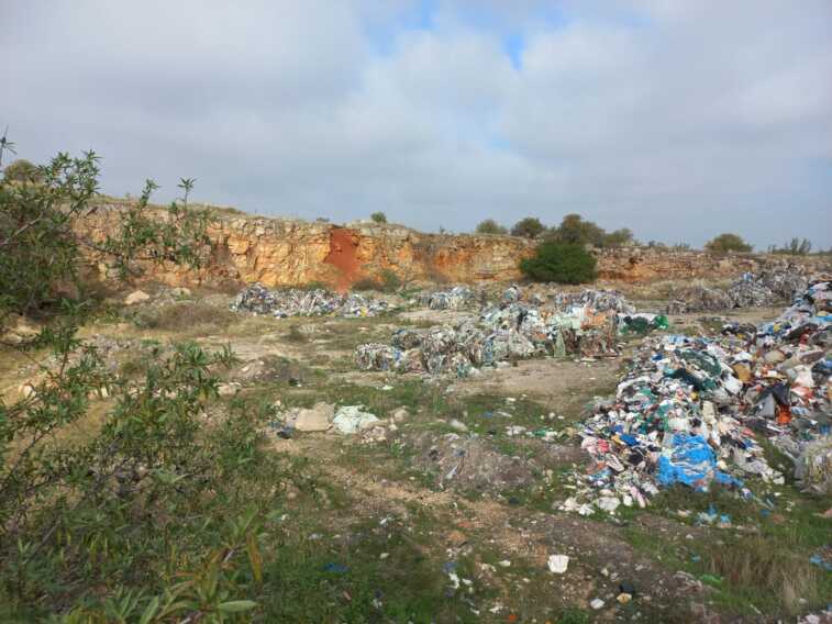 Un’enorme discarica abusiva sulla Murgia di Minervino: si teme ci siano anche rifiuti tossici