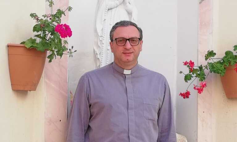 Galleria foto 'Orta Nova, la provocazione di don Donato: in chiesa un cesto per deporre le armi' - foto 1