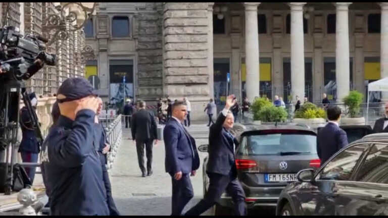 Galleria foto 'Draghi lascia Palazzo Chigi dopo il passaggio di consegne a Meloni' - foto 1