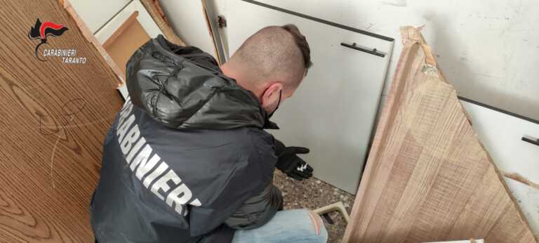Gli notificano un ordine di custodia cautelare e trovano altra droga: arrestato 20enne a Taranto