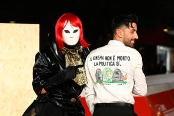 Galleria foto 'Festa Roma, provocazione in stile Taffo sul red carpet: “La politica è morta”' - foto 1