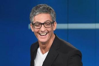 Galleria foto 'Fiorello riapre edicola sui social, rodaggio per il ritorno' - foto 1