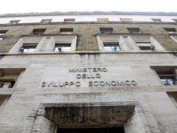 Galleria foto 'Foto di Mussolini via dal Mise ma ce n’è una anche a Palazzo Chigi' - foto 1