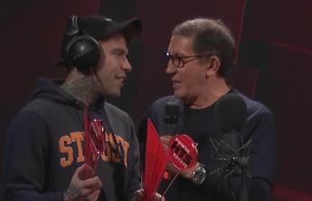 Galleria foto 'Gag Fedez-Suraci per consegna Power Hits Estate 2022' - foto 1