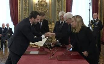 Galleria foto 'Giuramento a memoria per Meloni, Salvini si ‘perde’ la penna' - foto 1
