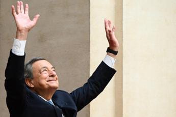 Galleria foto 'Governo, Draghi lascia Chigi: applausi per il premier uscente' - foto 1